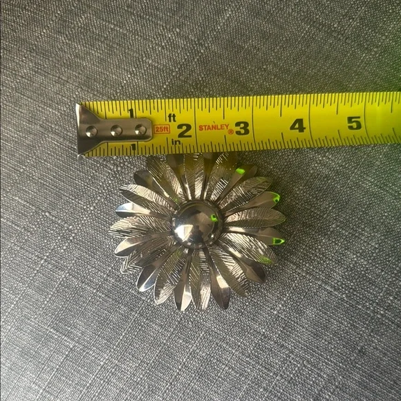 Elegant Vintage Silver Tone Daisy Brooch - Picture 3 of 5